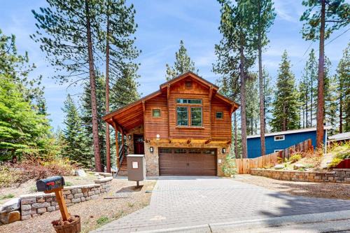 Mountain Modern Home with game room pool table private hot tub and more
