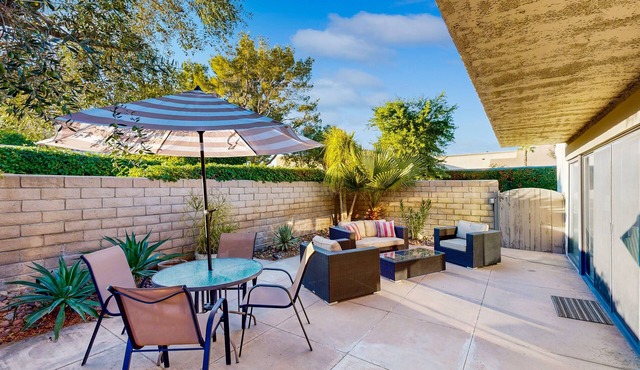 Mountain-view condo in a mid-century community with 3 pools & tennis