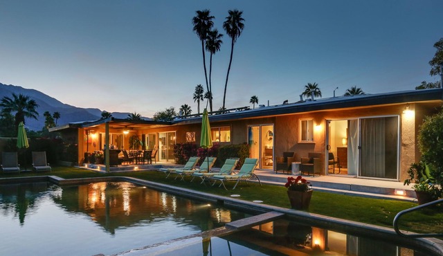Mountain view home with private pool, oversize spa & fire table - two dogs OK