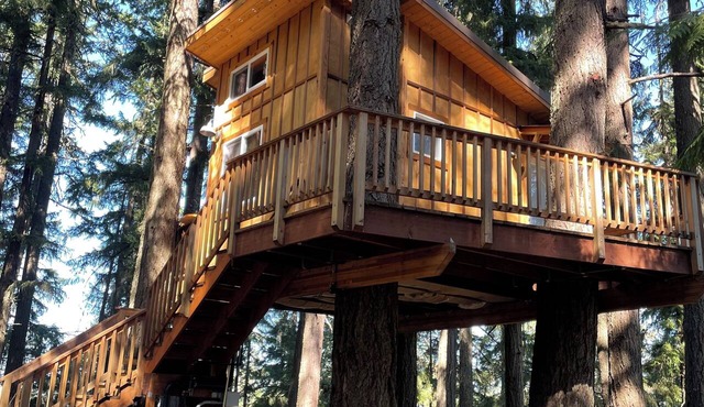 Mountain View Treehouse in Sutherlin with full bath and AC, 5 minutes from I-5