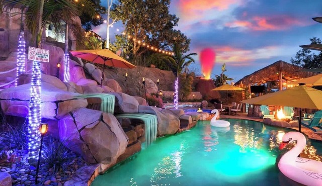 Mountaintop Estate: Pool-Hot Tub-Theatre-Tiki Bar