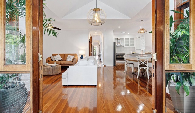 Myriams Cottage Pool house in Bardon executive private gorgeous bathroom