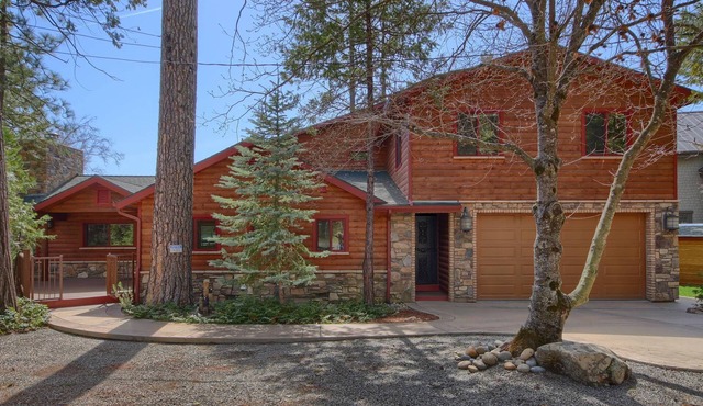 Nature's Lakefront Estate, Private Dock plus 7 BR, 4 BA