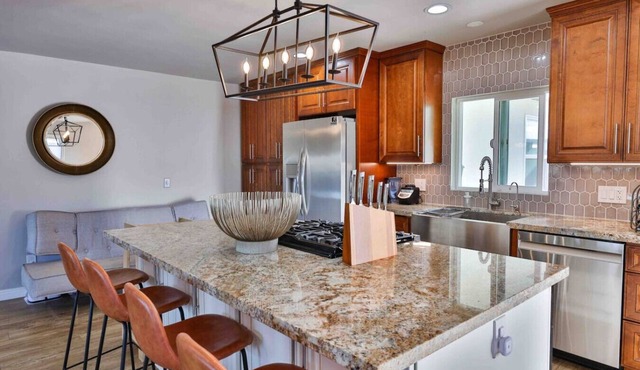 Near zoo&beach, King Suite, spa tub, canyon deck, EV
