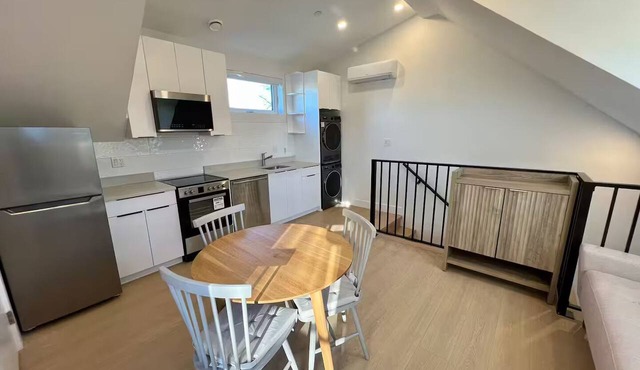 New 2 bedroom freestanding laneway house with AC near QE park and Main street