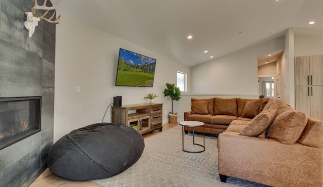 NEW! AC, Hot Tub, Grill, Newly Built, Open Floor Plan, Wifi, 2 of 6 – Emerald Bay Luxury