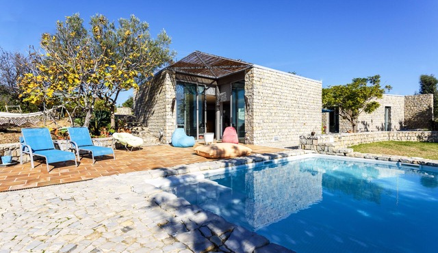 NEW Breathtaking Villa w/pool in scenic landscape