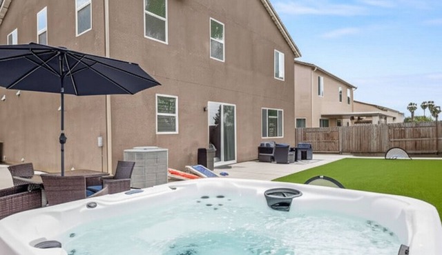 NEW Clovis House - 4 Bed: 3 Bath - Hot Tub - Garage
