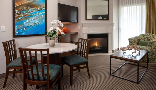 NEW LISTING! Tahiti Resort 2 Pools HOT TUB Wi-Fi FREE STRIP SHUTTLE Fitness Ctr