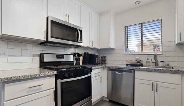 New Luxury Apartment: Lovely 2 beds 1 bath