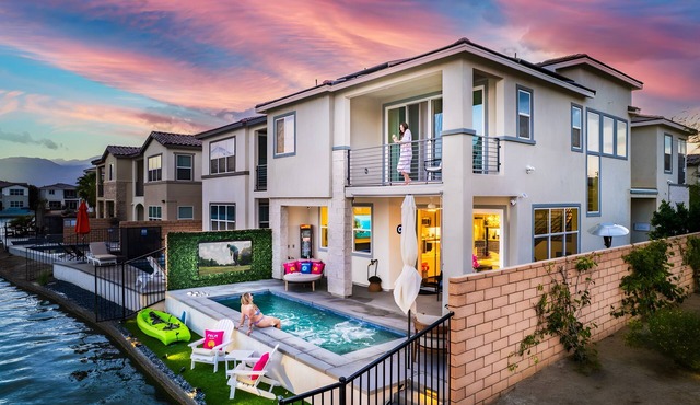 NEW: Luxury Lakeview Retreat w/Pool, Firepit & Games