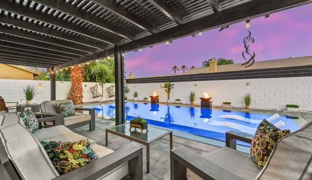 New Modern Desert Oasis Home w/Zero Edge Pool & Spa