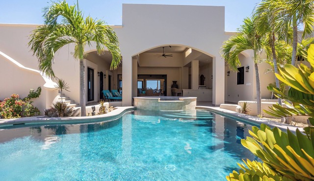 New Ocean front 4-bdrm villa, Pool, Hot Tub WiFi, AC in beautiful Playa Colorada