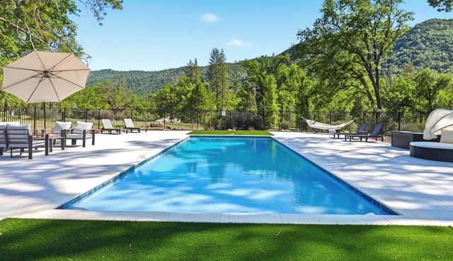 New! YMR w/pool/spa/game room/EV/volleyball!