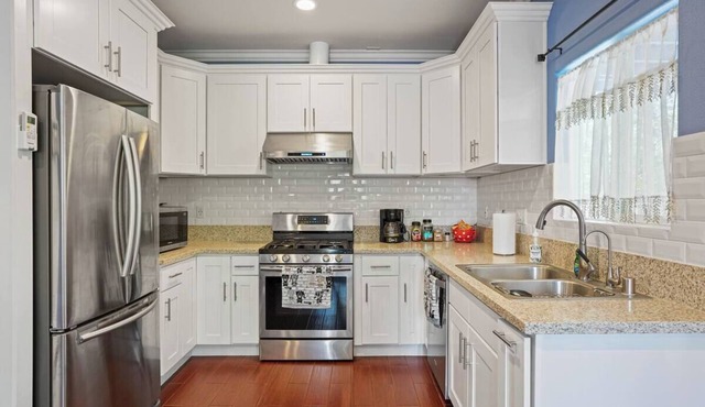 Newly Built 2 bedroom Home Close to Disneyland Fun