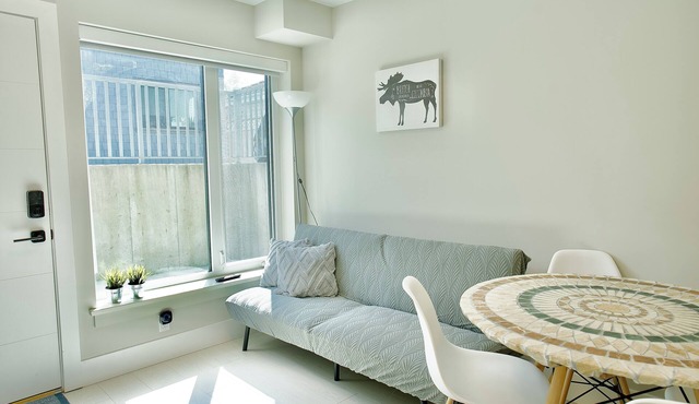 Newly Built 2BR, 15 Min to Airport, 20 Min to DT