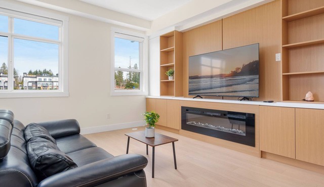 Newly Built 3BR Townhome - Rooftop Patio & Garage