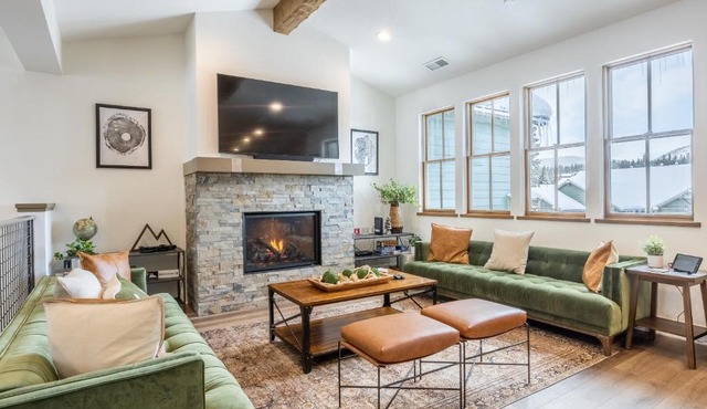 Newly Built Updated 3 Bed 2 and a half bath Creekhouse at Snowcrk Resort 1463 Amazing Mountain Views