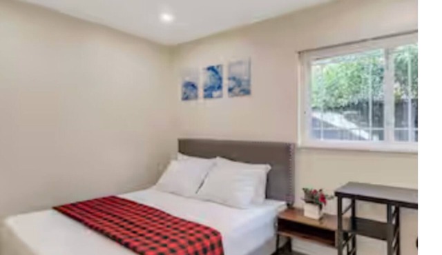 Nice House3/2 full baths/Convenient Location/Free wifi/laundry/parking/AC/Heat