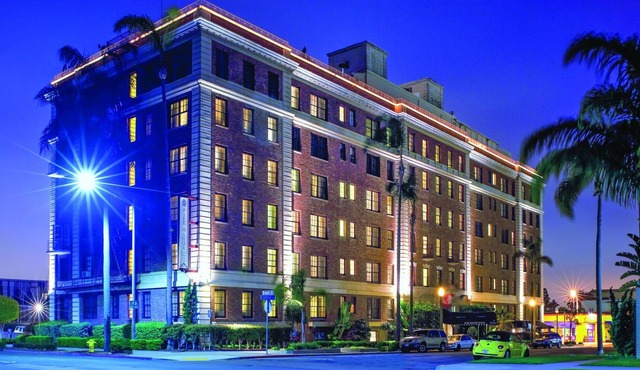 Nightlife, fine dining, corner cafés & designer boutiques!