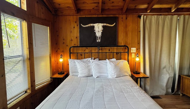 Oak Grove Getaway: Unique & Secluded Cabin with Breathtaking Views, Wifi