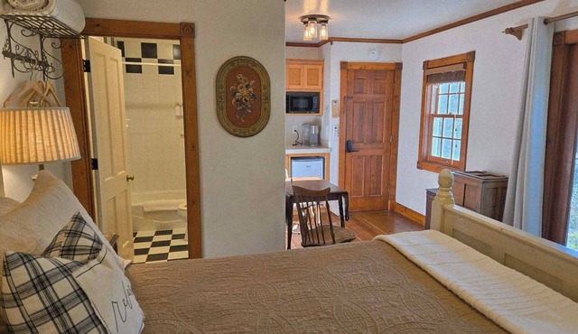 Oak Hill Inn, cozy boutique hotel only a 5min stroll to the heart of Julian!