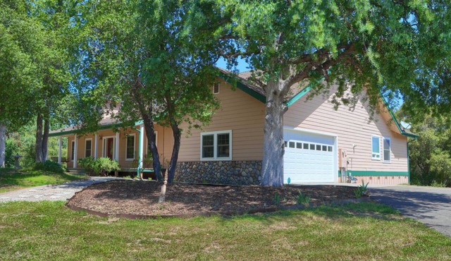 Oak Junction Lodge with Amazing views 4/3 2700+ SF