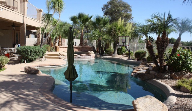 Oasis in the desert! Pool, hot tub, putting chipping green, outdoor bar.