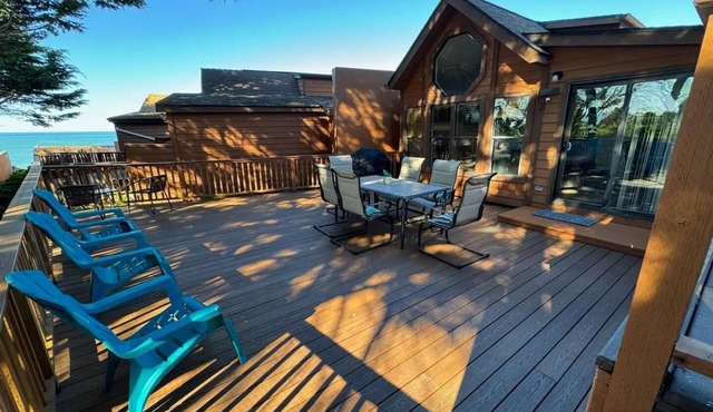 Ocean Cabin 19 with Jacuzzi and Spacious Deck w/Seating (Private Beach Owned by White Rock Resort)