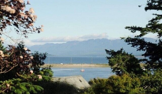 Ocean view, beach access, 3 bedroom country home. in Comox