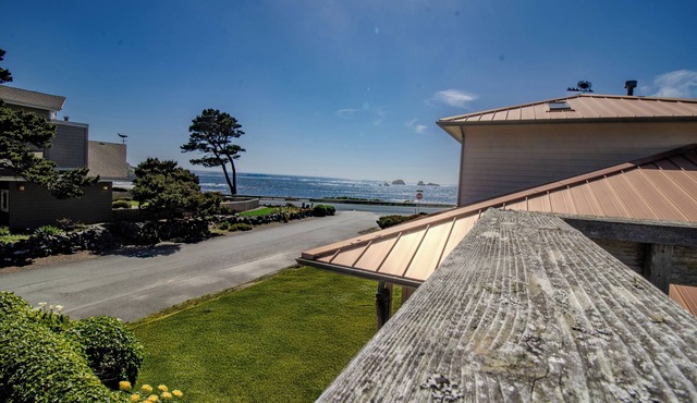 Ocean Views, BBQ, Bikes, Games: Selah Beach Home