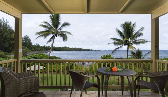 Oceanfront Hana Kai Maui #2 - Romantic Studio 100' from Water! Kitchenette
