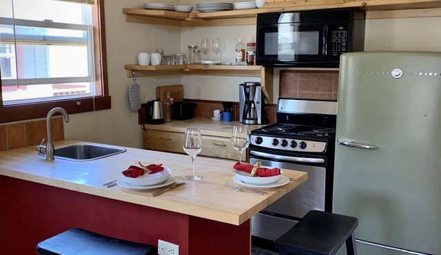 Open, airy, upstairs studio apartment in the heart of Markleeville. Pet friendly