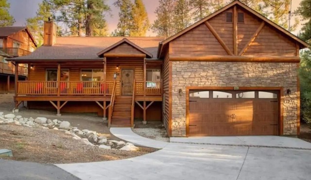 OSO CABIN * Hot Tub * Shuffleboard * BBQ * Open Floor Plan
