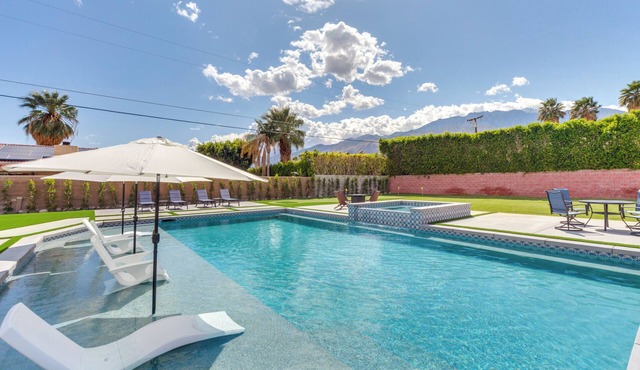 Outdoor Entertainment: Palm Springs Group Escape