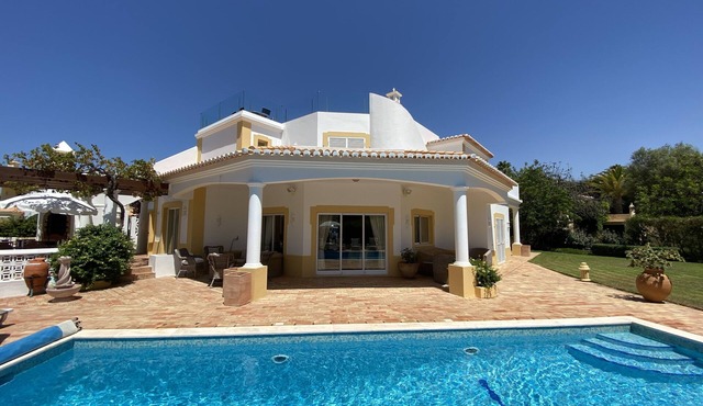 Outstanding 5-bedroomed villa with views over the golf course