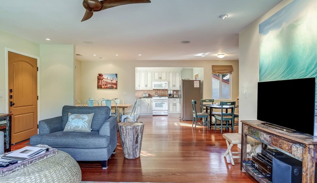 Palisades Beach House - Dog Friendly, Walk to beach, Shopping, Restaurants, Hiking!