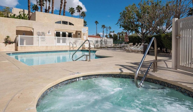 Palm Springs 2 Bedroom Escape . Heated Pool, Spa & Glorious Mountain Views
