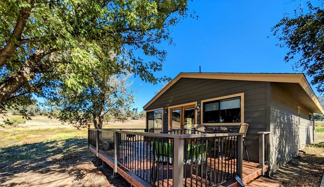 Paloma's Cottage Enjoy Julian's Beautiful Spring at the Farm, Pond, and Orchard.