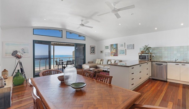 Panoramic views from this beautiful unit set high on the hill at Point.