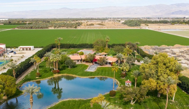 Paradiso by Avantstay Pool, Lake, Fire Pit, & Billiards Room Elegant, Secluded Estate