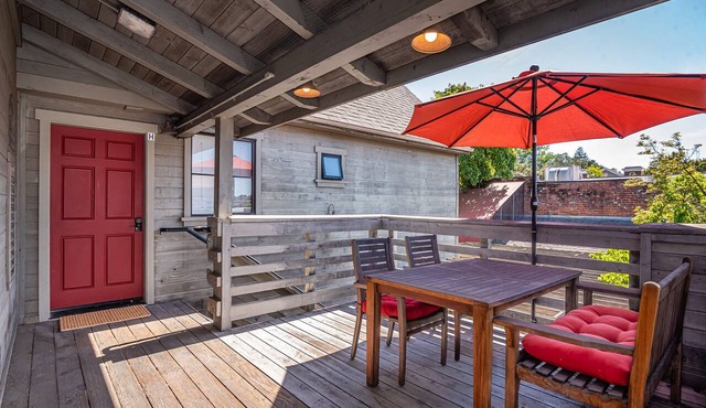 Park Place-Charming Rooftop Hideaway in Heart of Downtown-Perfect Location!