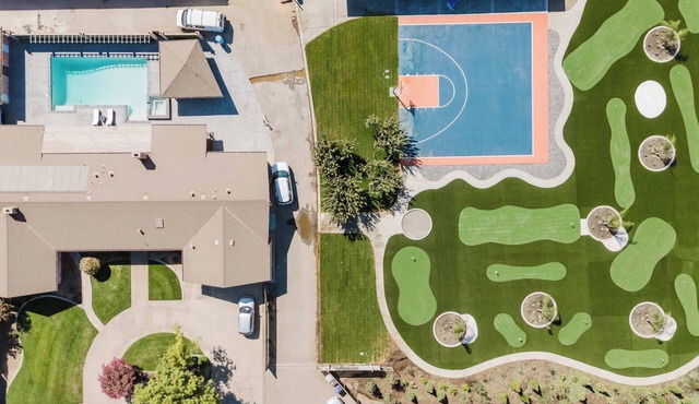 Patterson House: Heated Pool, Hot Tub, Game Room, Golf, Basektball