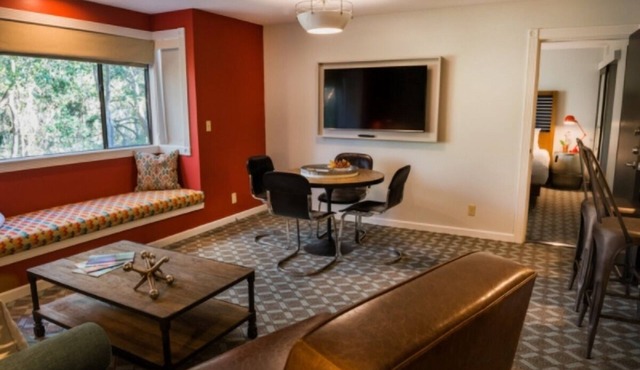 Peaceful Forest Suite: Enjoy Evening at Fireside & Outdoor Pool