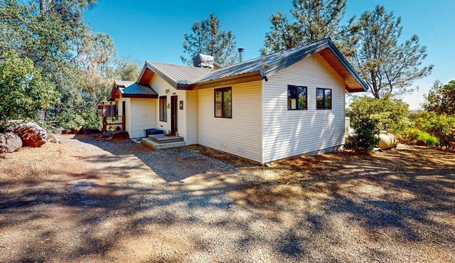 Peaceful retreat 1000 ft above the valley floor with ozonated pool & yoga room