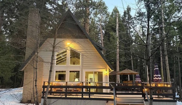 Peaceful Shaver Lake Mountain Retreat with Deck & Forest Views