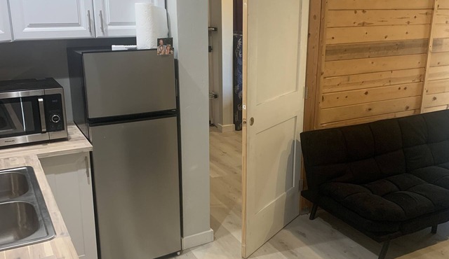 Peaceful Stay, New Re-Model, Quiet. 15 min from downtown.