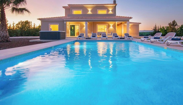 Peaceful villa with heatable pool and BBQ
