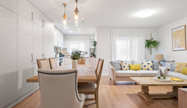 Pearl of Cascais: Spacious Quiet Home w/DT Access