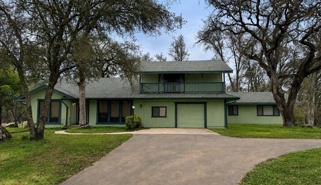 Penn Valley Family Getaway - 3 bed 2 bath with Game Room